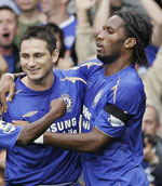 Frank Lampard celebrats with Dider Drogba