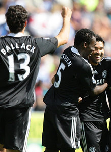 Chelsea players celebrate Deco's goal