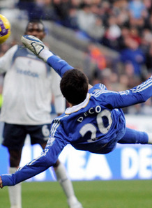 Deco scores against Bolton