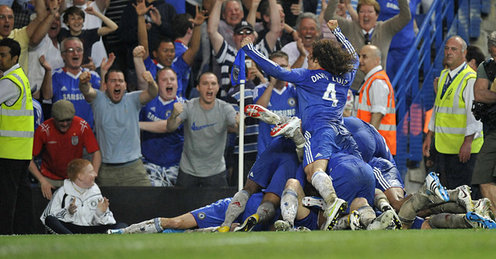 Everyone celebrates Fernando Torres' first goal for Chelsea