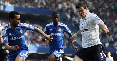 Jose Bosingwa and Ramires close down Gareth Bale